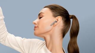 Huawei anunță căștile wireless FreeBuds 4: reduc zgomotul cu 25 decibeli, oferă încărcare rapidă