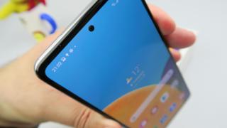 Samsung aduce și pe telefoanele Galaxy A52 4G și 5G efectele pentru schimbarea background-ului în apeluri video; Avem și îmbunătățiri foto