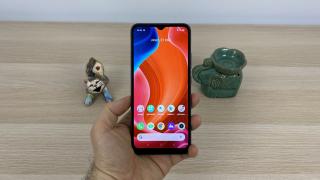 Realme C21: Display LCD bun pentru "şoarecii de bibliotecă"