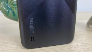 Realme C21: Acustica aduce o amplasare inedită a difuzorului, voce bună