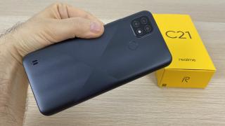 Realme C21: Design care combină angularitatea, clepsidrele, curburi gravate