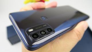 Motorola Moto G50: Design ergonomic, cu muchii plate şi spate lucios