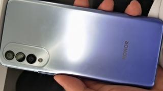 Honor X20 se lasă admirat într-o fotografie hands-on, cu design nou de modul foto; Are ecran 120Hz de 6.7 inch