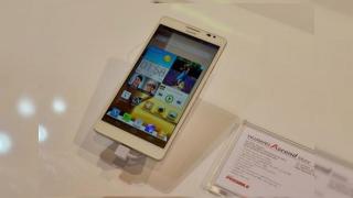 MWC 2013: Hands on cu Huawei Ascend Mate, mamutul care face Galaxy Note II să pară un pitic (Video)