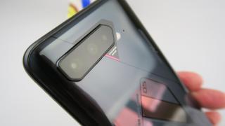 ASUS ROG Phone 5 Pro: Design premium, un sandwich din sticlă și metal + un ecran secundar în spate