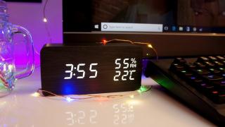 E LUNI e AMAZON: FiBiSonic este un ceas digital minimalist, pentru birou sau dormitor cu încărcare wireless