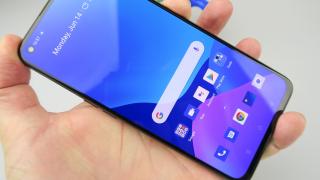 realme GT 5G: Display-ul demn de ore bune de gaming şi filme