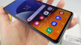 Samsung Galaxy A72 4G: Display de calitate Super AMOLED, plăcut la filme şi jocuri
