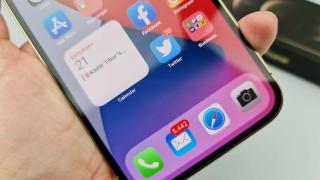 O nouă lege ar putea interzice ca Apple să îşi livreze iPhone-urile cu propriile aplicaţii la bord