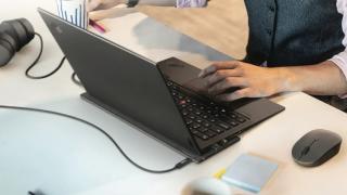 Lenovo a lansat mai multe accesorii dedicate muncii de acasă, inclusiv un încărcător wireless pentru laptopuri