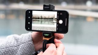 E LUNI e AMAZON: Azi vă recomandăm FocusGrip Monopod, un stabilizator pentru smartphone compact și ușor, numai bun de luat în vacanță