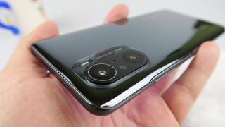 POCO F3: Design premium, sticlă glossy în spate; Telefon plăcut de manevrat