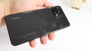 Xiaomi Mi 11 Lite 4G: Design reușit, ergonomic, cu spate drept și modul de cameră Yin-Yang