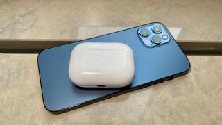 iPhone 13 va sosi echipat cu magneți MagSafe mai puternici și bobine de încărcare wireless mai mari; Posibil să avem încărcare wireless inversă
