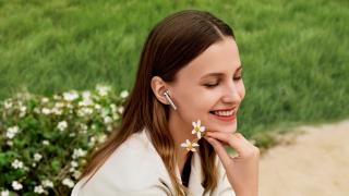 Căștile wireless Huawei FreeBuds 4 sunt disponibile începând de azi la precomandă! Vin și cu un discount atractiv