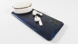 Allview Soul X8 Style Unboxing: battery phone de doar 449 de lei, cu control prin voce (AVI + căști Soul AV1)
