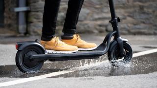 Trotinetele electrice rămân în topul preferințelor românilor potrivit evoMAG care mizează pe creșterea cu 20% a vânzărilor de vehicule electrice