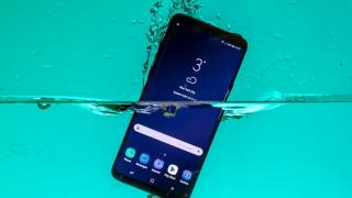 Vrei să verifici dacă telefonul tău mai este rezistent la apă? Acum există o aplicație