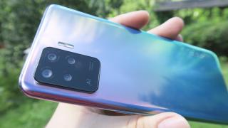 Oppo Reno5 Lite: Construcție solidă, design tineresc cu un gradient interesant în spate
