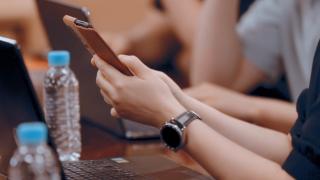 Samsung Galaxy Z Fold 3 și smartwatch-ul Galaxy Watch 4 Classic și-au făcut apariția într-un clip promoțional al companiei sud-coreene