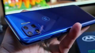 Motorola Moto G 5G Plus: Design alungit şi îngust, albastrul fură privirea