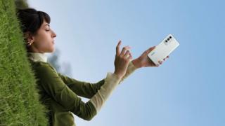 Varianta pe alb de Realme GT Master Explorer va avea panou spate din sticlă; O vedem în imagini promo