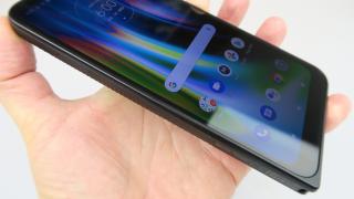 Motorola Defy 2021: Display de interior pe un telefon de exterior
