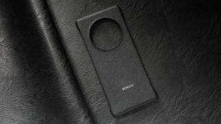 Honor Magic 3 își prezintă husa într-o fotografie oficială, cu decupaj circular uriaș pentru camera foto din spate