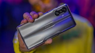 POCO F3 GT a debutat oficial! Iată cât costă telefonul de gaming cu procesor flagship MediaTek, butoane trigger și iluminare RGB în spate