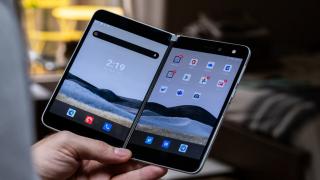 Microsoft Surface Duo 2 se afișează în primele imagini! Setup de camere triplu în spate, design familiar