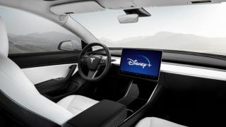 Automobilele Tesla au primit suport pentru limba română; Disney+ ajunge printr-un nou update software