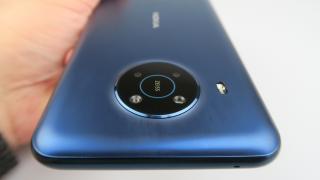 Nokia X20: Design masiv, dar prietenos cu palmele şi aderent