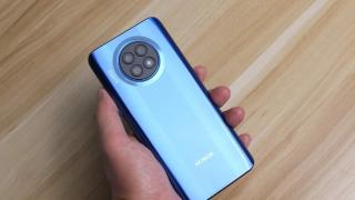 Honor X20 apare în fotografii hands on, indicând că Honor îşi ia încă ora exactă de la Huawei în materie de design