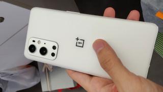 OnePlus 9 Pro apare fotografiat pe varianta "'Pure White", un alb imaculat cu finisaj mat