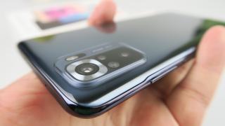 Redmi Note 10S: Design tipic Redmi Note 10, cu accent pe confort, colorit plăcut