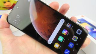 Redmi Note 10 5G: Display de folosit pe canapea, nu la soare