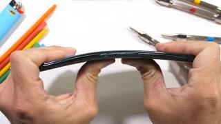 ZTE Axon 30 trece testul de durabilitate a lui JerryRigEverything la limită; Vedem cum se descurcă camera selfie ascunsă sub ecran