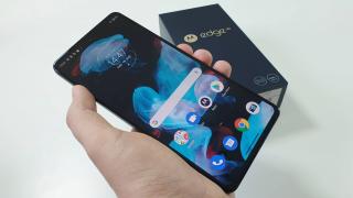 Motorola Edge 20 unboxing: subţire, plat şi lat, cu ecran pentru gameri şi cameră de flagship