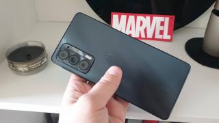 Motorola Edge 20: Design angular, ecran plat și adio muchii curbate