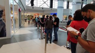 O coadă uriașă s-a format în fața Xiaomi Store din Sun Plaza înainte de inaugurarea oficială; 100 de cadouri așteaptă a fi revendicate de către clienți