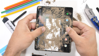 Samsung Galaxy Z Fold 3 este umplut cu ţărână, zgâriat şi ars de JerryRigEverything: test de rezistenţă DUR (Video)