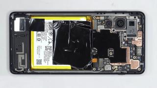 Motorola Edge 20 Pro este disecat în fața camerei; Primește nota 4,5/10 pentru ușurința de reparare