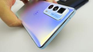 Motorola Edge 20 Pro Unboxing: primul telefon Moto cu cameră periscop, Ready For Gaming + Office