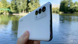 realme GT Master Edition: Design artistic, alb perlat pur pe versiunea testată de noi