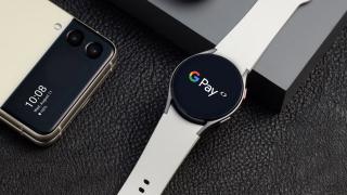 Aplicația Google Pay poate fi folosită atât pe telefoanele Samsung, cât și pe noile smartwatch-uri Galaxy Watch 4 pentru a face plăți contactless