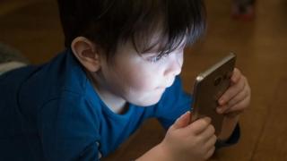 China pune limită la TikTok: doar 40 de minute pe zi pentru copiii sub 14 ani