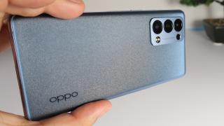 OPPO Reno 6 Pro 5G: Design rafinat, textură fină și gradient atractiv