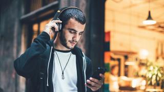 E LUNI e AMAZON! Azi vă recomandăm o pereche de căști Bluetooth over-ear, cu design atrăgător și autonomie generoasă