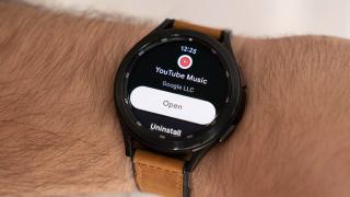 Aplicația YouTube Music este acum disponibilă și pe versiunile mai vechi de Wear OS; Utilizatorii pot descărca și asculta albume offline