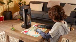 Amazon Glow este un dispozitiv pentru copii cu funcție de apelare video și proiector interactiv integrat